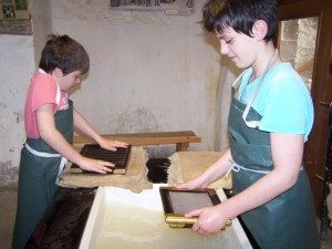 fabrication du papier atelier enfants au Moulin à papier de Brousses