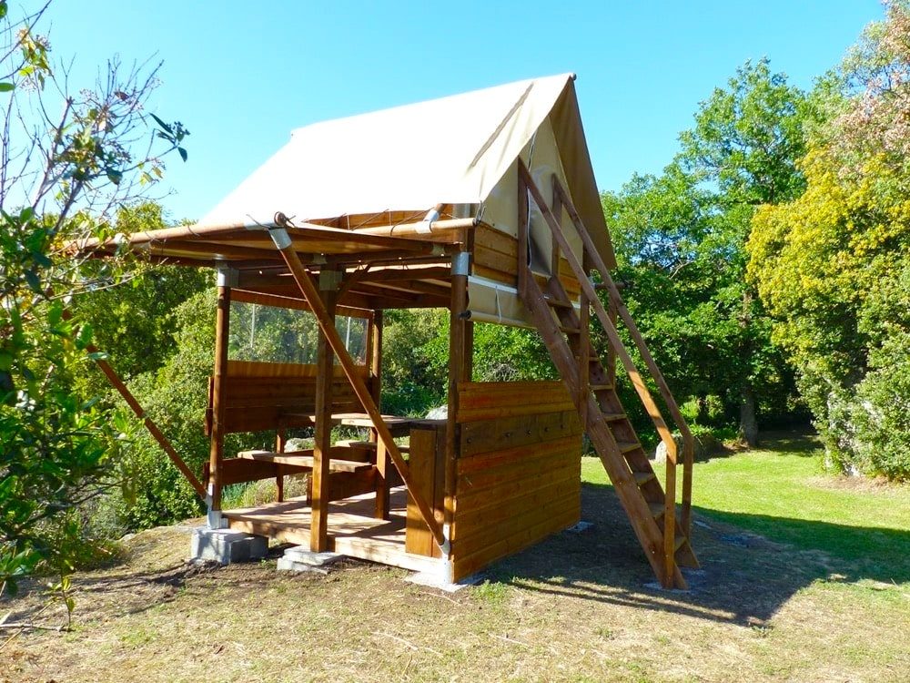 tente sur pilotis en camping