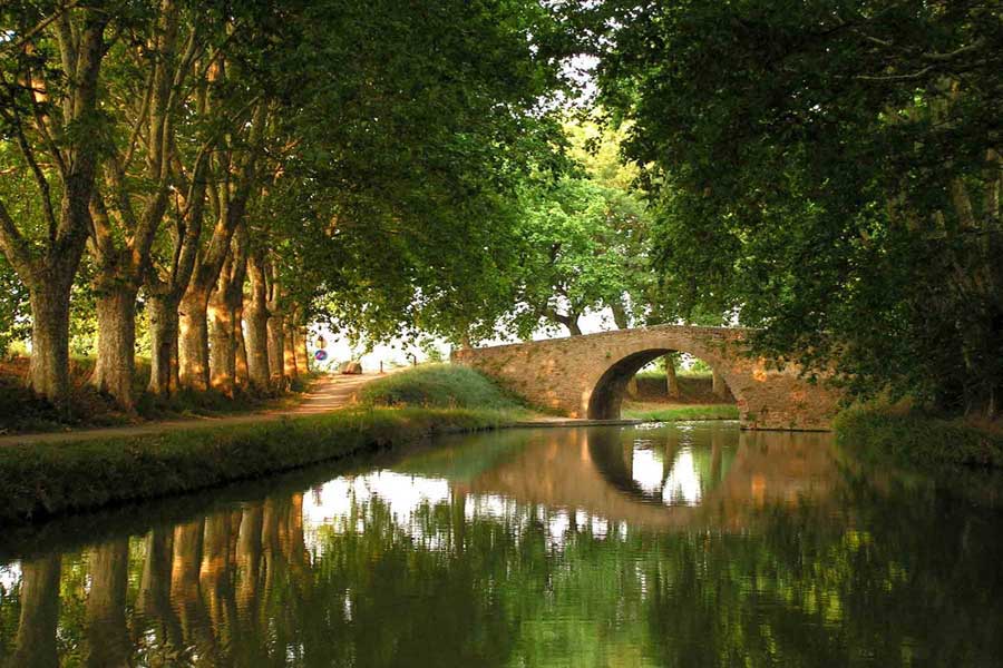 Canal du midi dans l'Aude à proximité de Carcassonne
