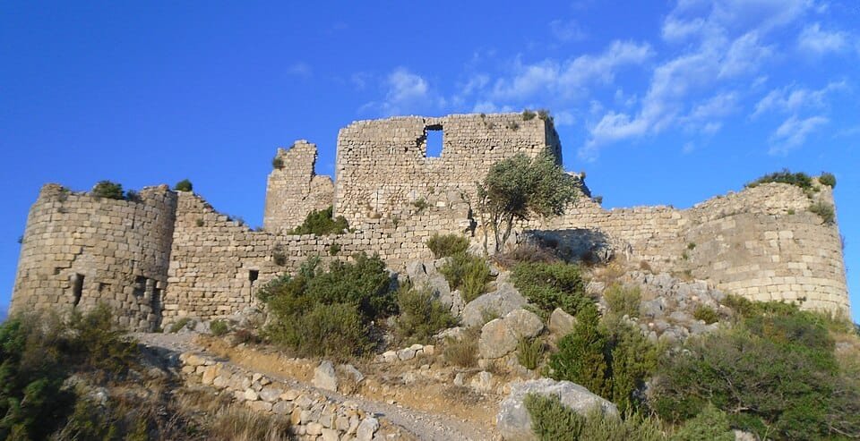 Le château d'Aguilar près de Tuchan, entouré des vignes de Fitou