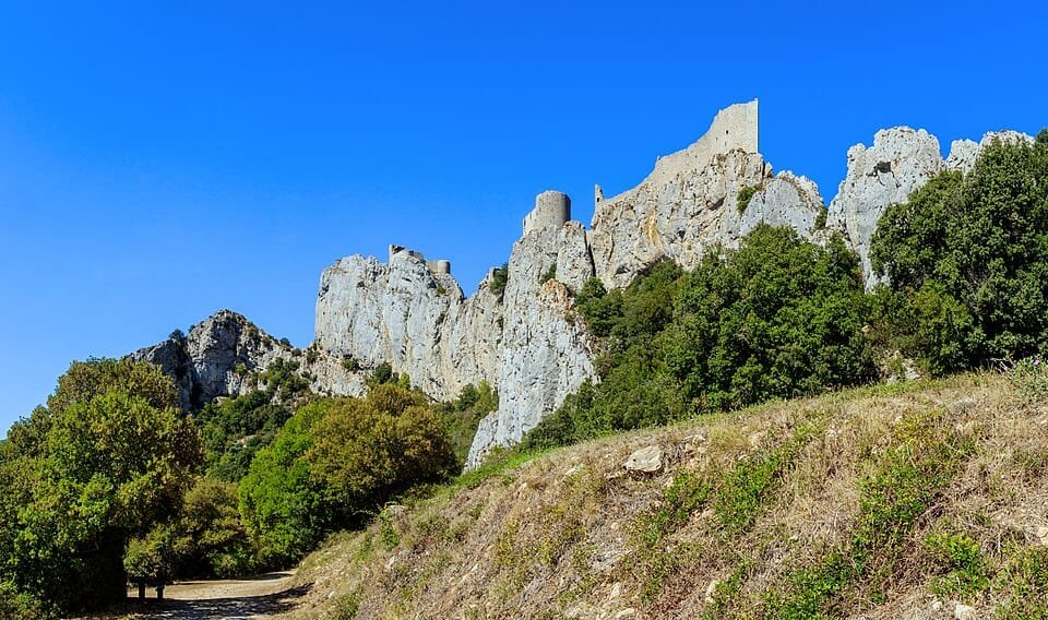 La citadelle de Peyrepertuse sur sa crête calcaire