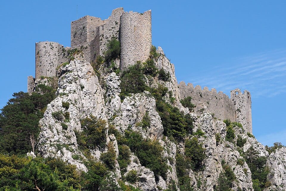 Le château de Puilaurens perché dans la forêt, Aude