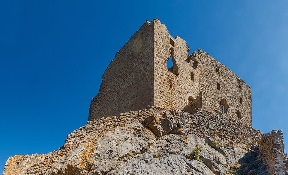 Le donjon du château de Quéribus au-dessus de Cucugnan