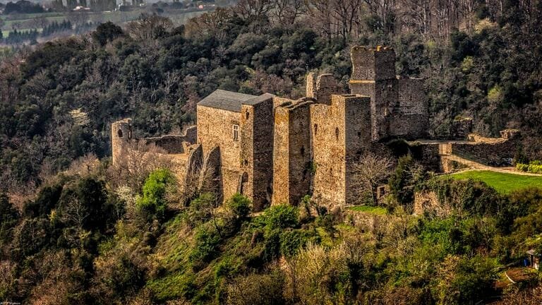 Le château de Saissac dans la Montagne Noire