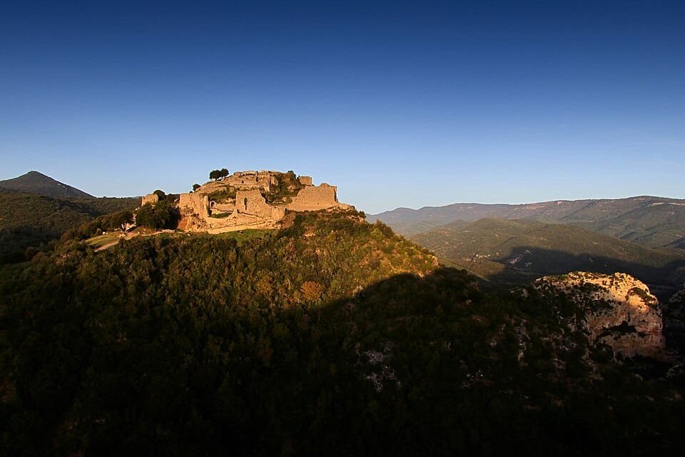 Le château de Termes sur son promontoire dans les Hautes-Corbières