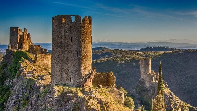 Les châteaux cathares de Lastours sur leur crête, dans l'Aude